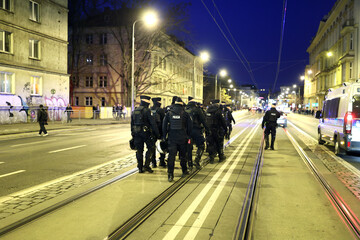Policjanci prewencji podczas zabezpieczenia marszu 11 listopada wrocław 2022.  - obrazy, fototapety, plakaty