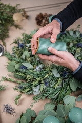 Kranz binden mit Eukalyptus, Distel, Mimose und Zypresse, Adventskranz selber machen, moderne Dekoration für Weihnachten