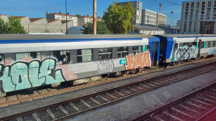 Panorámica de un tren con grafitis en las vías del tren