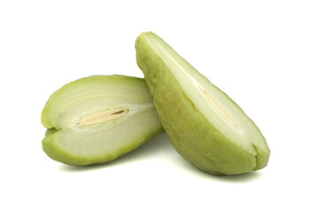 Une Chayotte ou Christophine entière coupée en deux isolée sur fond blanc