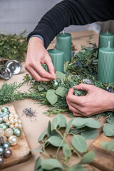 Kranz binden mit Eukalyptus, Distel, Mimose und Zypresse, Adventskranz selber machen, moderne Dekoration für Weihnachten