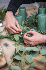 Kranz binden mit Eukalyptus, Distel, Mimose und Zypresse, Adventskranz selber machen, moderne Dekoration für Weihnachten