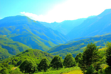 Fototapeta premium Massive scenery in Montemonaco with the rugged complexion of the Sibillini mountains promptly on display in the background and the sweet green hilly landscape typical of Marche in the foreground