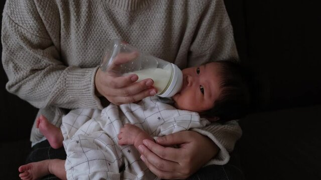産後1か月0歳の新生児に母親がミルクをあげる様子を正面から撮影した動画