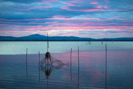 Rete da pesca al tramonto sul Lago Trasimeno