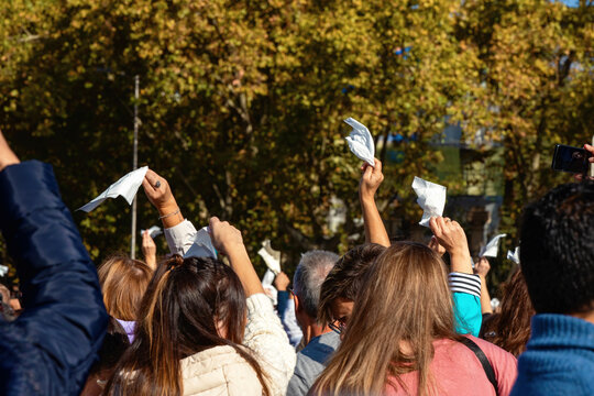 demonstrators raising white handkerchiefs in defense of public health care