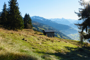 Herbstlandschaft in Tirol mit Blick ins Tal