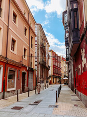 Gijon, Spagna. Ridente e coloratissima città spagnola. Architettura storica, cultura del bello misto a design moderno.