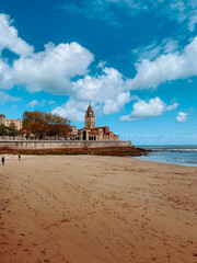 Gijon, Spagna. Ridente e coloratissima città spagnola. La spiaggia. Architettura storica, cultura...