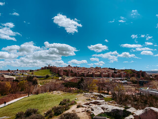 Naklejka premium Avila, Spagna. Ridente e coloratissima città spagnola. Architettura storica, cultura del bello, chiesa, mura cittadine.
