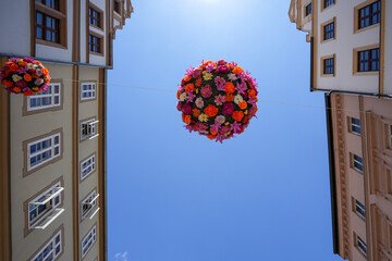 Dekoration mit Blumen als Kugel in der Innenstadt von Torgau 