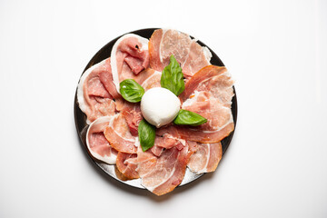 Antipasto con prosciutto crudo e mozzarella