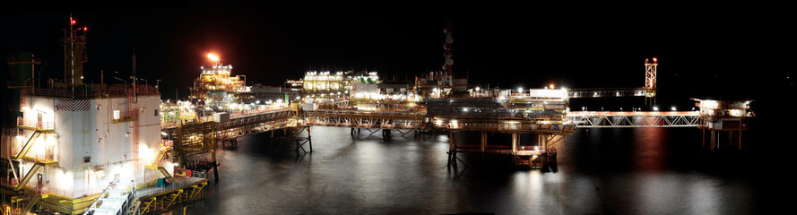 Fototapeta na wymiar Offshore oil rig at night