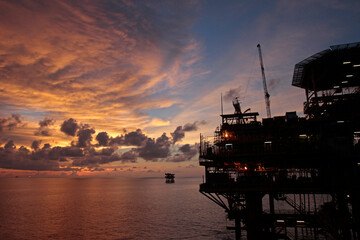 Offshore oil rig at sunset - obrazy, fototapety, plakaty