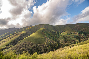 Obraz premium Panoramica de montaña en lo alto de la misma