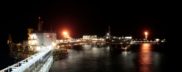Fototapeta na wymiar Offshore oil rig at night
