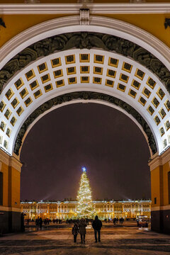 New Year tree at the main square of Saint-Petersburg, Russia (Dvortsovaya ploshad).