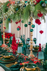 Świąteczna zastawa stołowa w kolorze zielonym i bordowym - obrazy, fototapety, plakaty