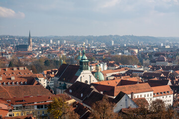 Fototapeta na wymiar Graz mit Dom, Mausoleum, Priesterseminar und Herz-Jesu-Kirche