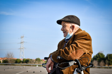 Persona mayor, anciano, hombre, expresivo con mascarilla sonriente - obrazy, fototapety, plakaty