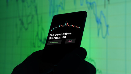 Un inversor está analizando el governative germania etf fondo en pantalla. Un teléfono muestra...