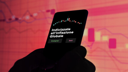 Un inversor está analizando el indicizzate all’inflazione globale etf fondo en pantalla. Un...