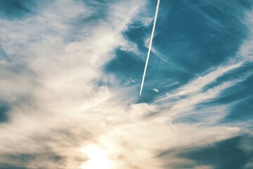 夏の空に飛行機雲