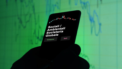Un inversor está analizando el sociali / ambientali societaria globale etf fondo en pantalla. Un teléfono muestra los precios del ETF ESG para invertir. Texto en español.