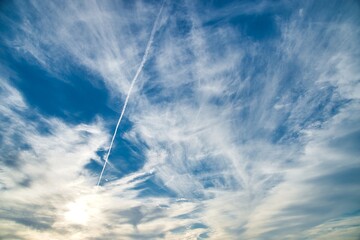夏の空に飛行機雲