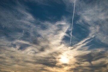 夏の空に飛行機雲