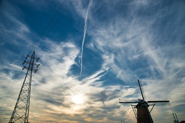 風車と飛行機雲