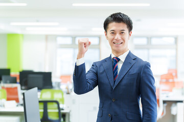 ガッツポーズをするビジネスマンのポートレート
