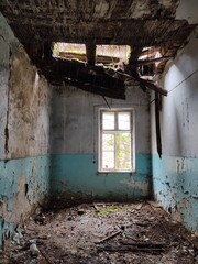an old ruined house without a roof is not suitable for living.