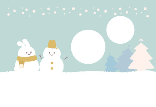 雪景色の中の雪だるまとウサギのほのぼの可愛い写真フレーム付きの冬のポストカード(文字なし)