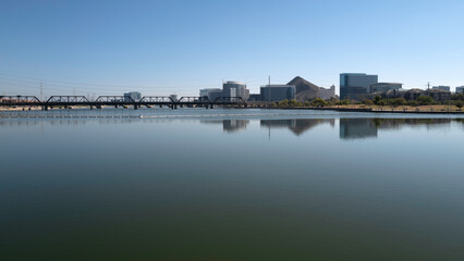 Obraz premium View of Tempe Arizona reflected on Tempe Lake on a calm clear day