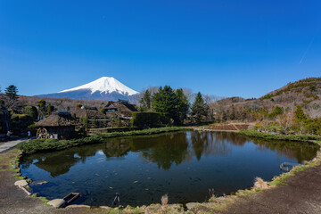 Obraz premium Sunny view of traditional building with MT. Fuji