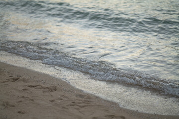 ビーチの浜辺に打ち寄せる波