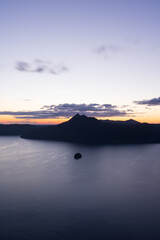 夜明けの摩周湖。日本の北海道の阿寒摩周国立公園。