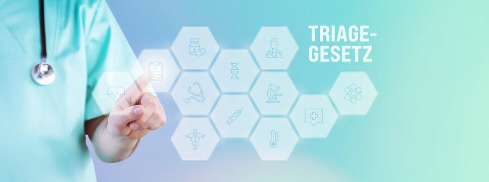Triage-Gesetz. M&auml;nnlicher Arzt zeigt mit Finger auf digitales Hologramm aus Icons. Text mit medizinischen Begriff. Konzept f&uuml;r Digitalisierung in der Medizin