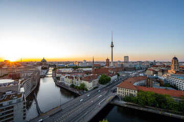 Obraz premium The center of Berlin with the famous TV Tower at sunset