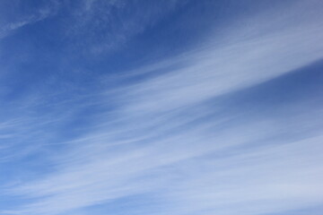 薄い雲が広がる爽やかな青空