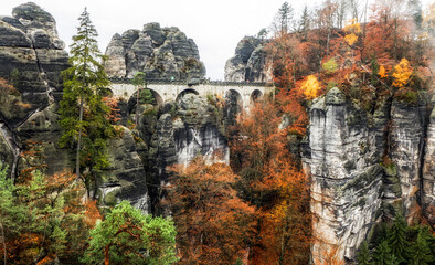 Basteibrug en herfstbos in Saksisch Zwitserland, Duitsland