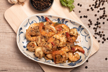 Fried prawns with black pepper and garlic in a white plate