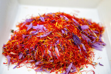 Naklejka premium Saffron pile, flower stamens and petals close up. Crocus separation process,