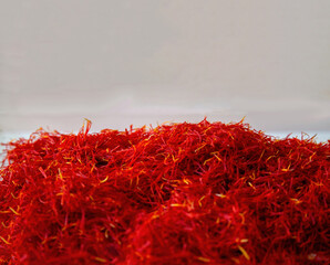 Naklejka premium Saffron threads pile, close up, copy space. Crocus stamen