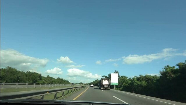 Rep&uacute;blica Dominicana, Carretera Este Noviembre 2022 POV conduciendo en autopista a la luz del d&iacute;a