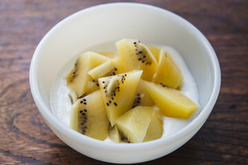 ゴールドキウイフルーツとヨーグルトのヘルシーな朝食