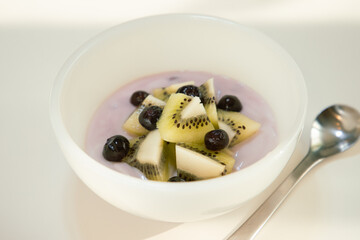 キウイフルーツとブルーベリーヨーグルト