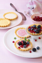 Close up Aufnahme von Mini Törtchen Tarts mit Beeren