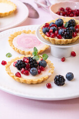 Close up Aufnahme von Mini Törtchen Tarts mit Beeren